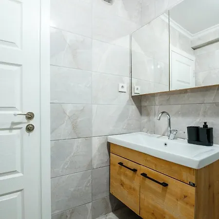 Sleek Flat With Balcony In Daire