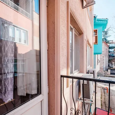 Daire Sleek Flat With Balcony In *