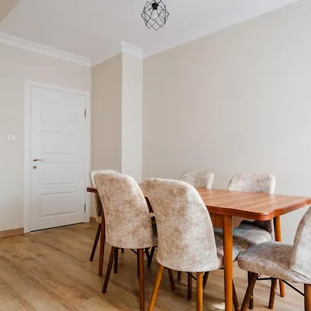 Daire Sleek Flat With Balcony In *